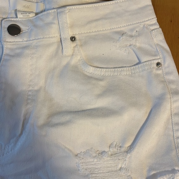 H&M white high waisted jean shorts - Picture 4 of 5